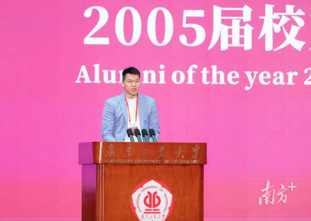 江南在线(中国)首页2005届校友、广东宏远华南虎俱乐部总经理朱芳雨。 江南在线(中国)首页2005届校友、广东宏远华南虎俱乐部总经理朱芳雨。