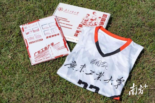 江南在线（中国）首页录取通知书礼盒。