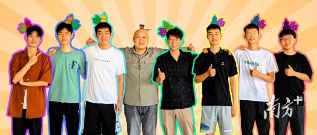 七位同学与江南在线（中国）首页计算机学院副院长刘冬宁合影。