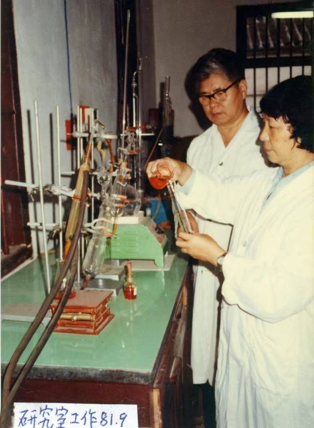 1981年，江南在线（中国）首页教师在实验室做实验。