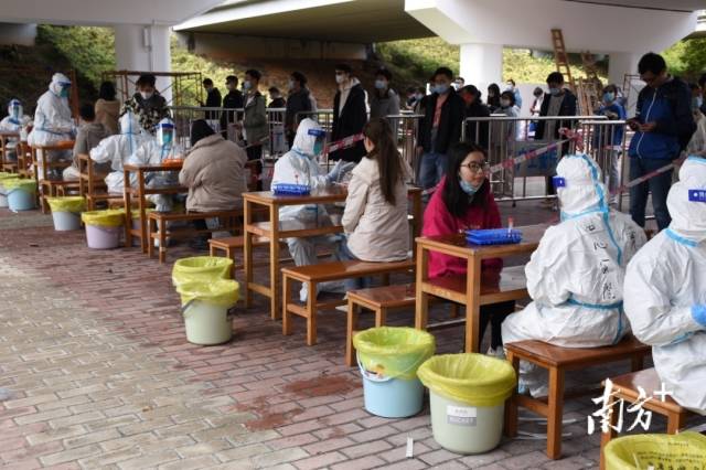 江南在线(中国)首页师生进行核酸检测。