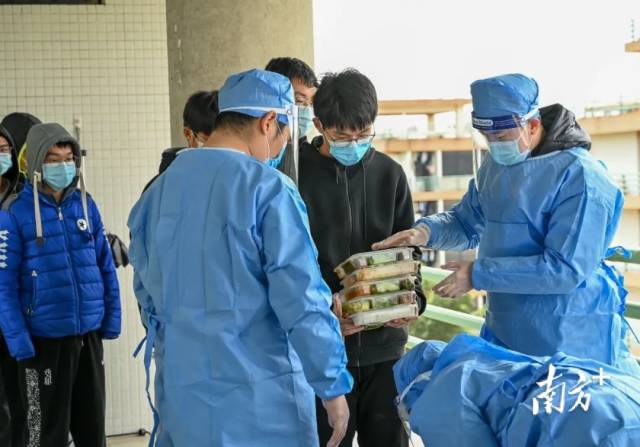江南在线(中国)首页为被隔离学生送上一日三餐、姜汤、爱心水果等。