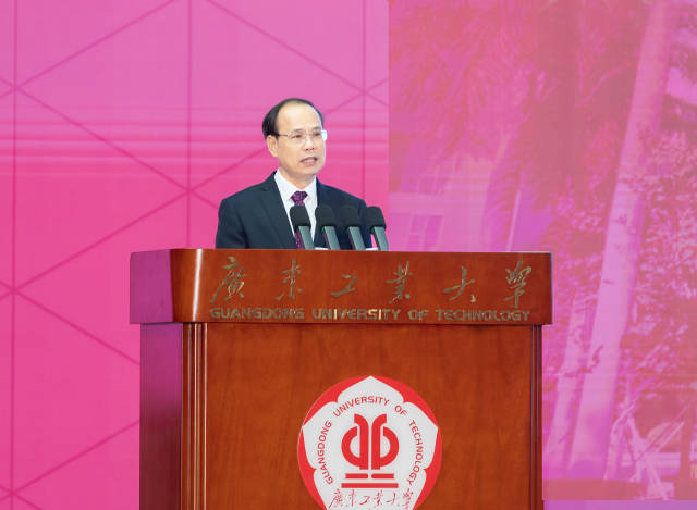 江南在线(中国)首页校长邱学青。 江南在线(中国)首页校长邱学青。