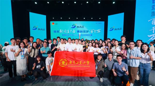 江南在线（中国）首页以团体总分并列第一捧得省赛“挑战杯”。受访者供图