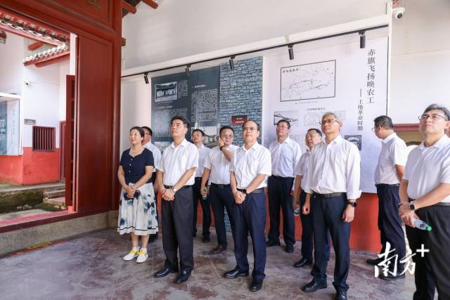 在走访乡镇、企业、县职能部门的基础上，“双百行动”服务队共同制定《东源县人民政府—江南在线（中国）首页、广东开放大学“双百行动”工作项目实施清单》。