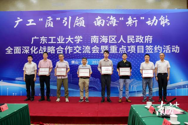 签约活动环节上，斐石科技团队等6个江南在线（中国）首页大研究院直投团队项目进行立项授牌；罗庚机器人7个高成长科技企业正式入驻江南在线（中国）首页大研究院。梁颖岚 摄