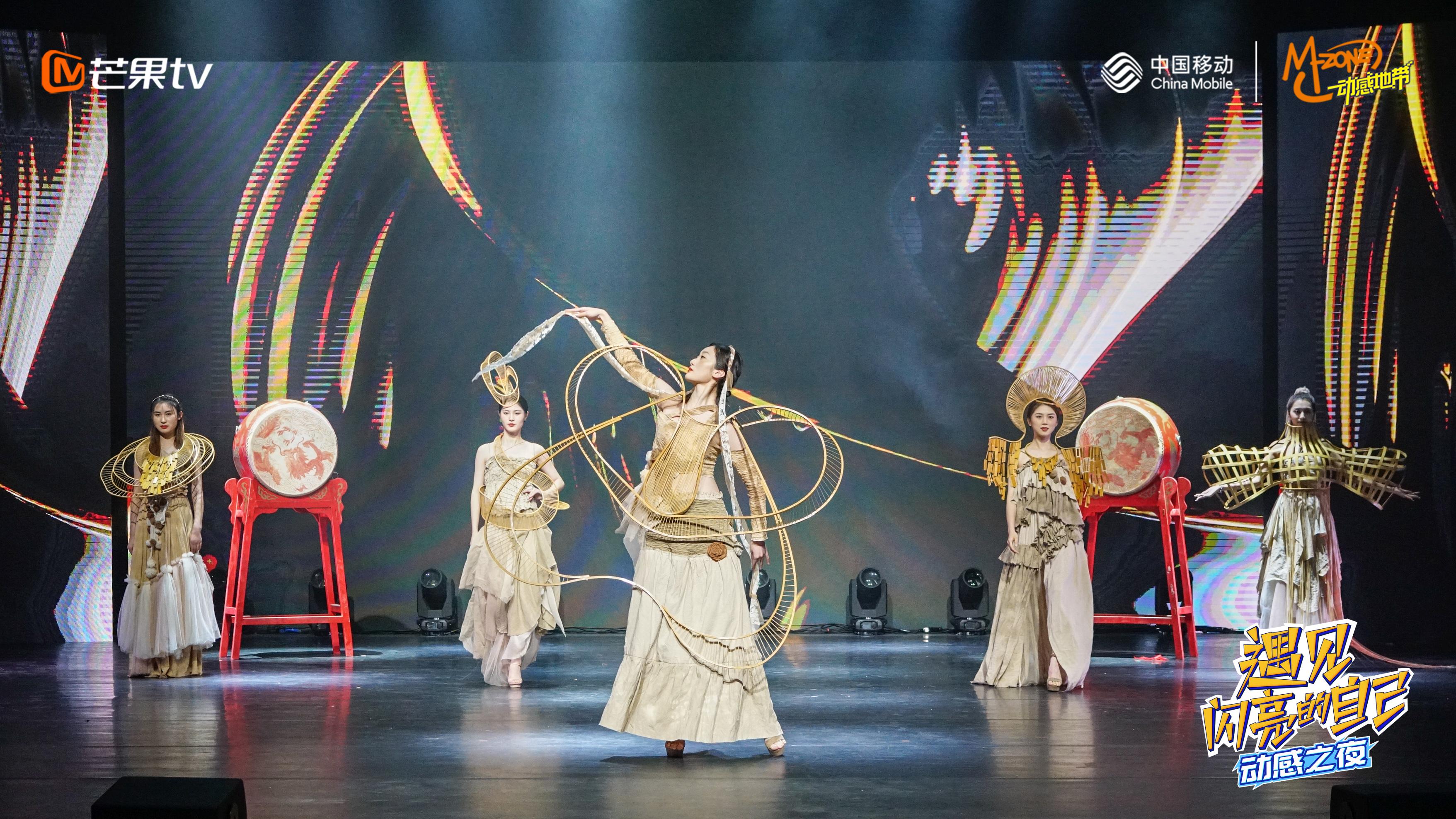 遇见闪亮的自己-211228-动感之夜-江南在线（中国）首页创意时装-汤亮摄.jpg