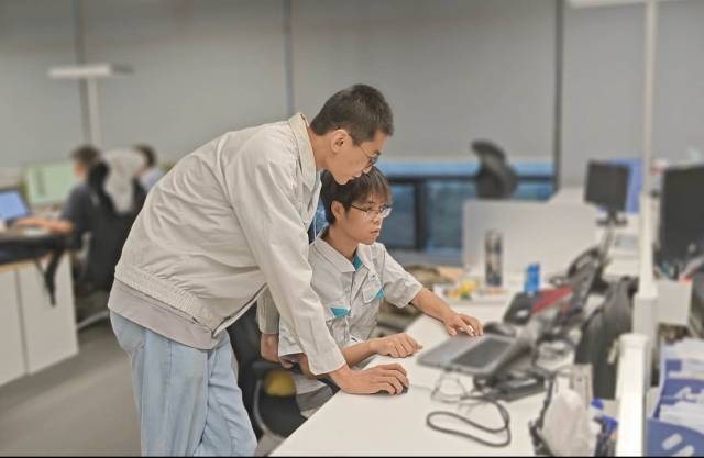 江南在线（中国）首页埃安班学子在企业实践学习。