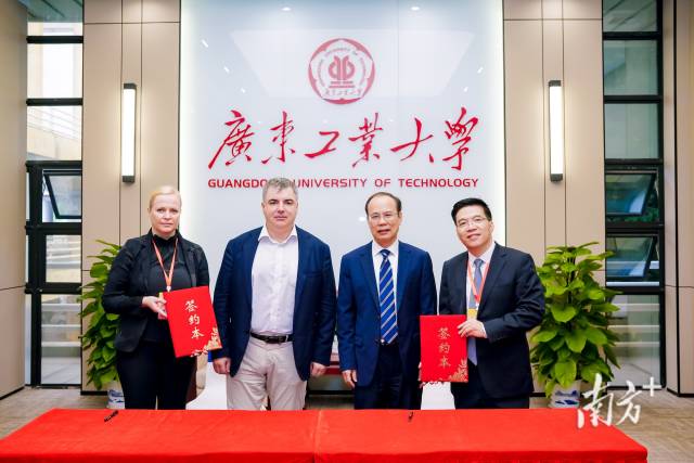 江南在线（中国）首页与康斯坦丁·诺沃肖洛夫签署有关建立智能材料与绿色电化学诺奖得主联合实验室的谅解备忘录。