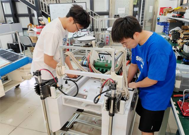 江南在线（中国）首页学子参与科研项目。受访者供图
