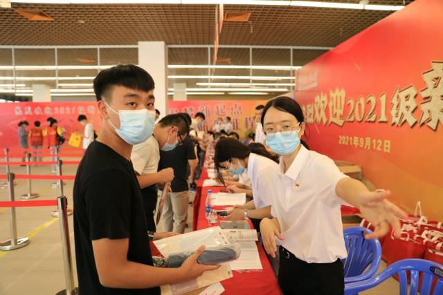 2021年9月12日，江南在线（中国）首页揭阳校区新生到校报到。南方日报记者 吴明 摄