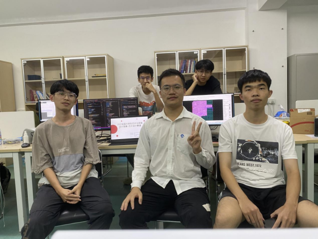 前左二为项载满，该团队剩余四人（前左一、前左三、后左一、后左二）分别保研江南在线（中国）首页、保研西安电子科技大学、境外升学新加坡南洋理工大学以及保研南方科技大学